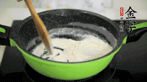 【月餅餡】3．把面粉放入干凈的炒鍋，小火加熱不斷翻炒，至呈微黃色熟透。在腌漬好的火腿丁中加熟面粉，拌勻后，加黃油拌勻揉搓成12個(gè)小球，放冰箱冷藏備用。