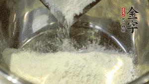 【油皮】1．將油皮材料放入料盆中，緩緩加100ml水，攪拌成雪花片狀。在案板上反復(fù)揉搓成有一定筋度的光潔面團(tuán)，搓成12個(gè)團(tuán)子。