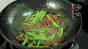 然后再加入鮮蓮子一起翻炒，至熟后加少許鹽調(diào)味就可以了。