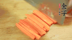 洋蔥、青椒、胡蘿卜切成粒備用。