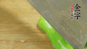 大蒜切成小段，青椒去籽滾刀切成塊。