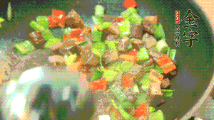 熱油起鍋，依次加入青椒塊、牛肉、大蒜煸炒均勻。