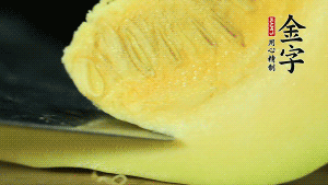 胡蘿卜切滾刀塊，小南瓜取一半去籽去皮切塊備用。