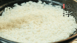 浸泡后的大米加入2湯匙生抽、1湯匙老抽調(diào)味。