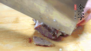 金字鹵牛肉打開包裝，把牛肉切成片狀。（眼見為實(shí)，用一整塊牛肉鹵制的鹵牛肉哦，牛肉的香氣感覺撲鼻而來有木有?。。。?>
					</div>
					<span>步驟 6/7</span>
					<p>金字鹵牛肉打開包裝，把牛肉切成片狀。（眼見為實(shí)，用一整塊牛肉鹵制的鹵牛肉哦，牛肉的香氣感覺撲鼻而來有木有?。。。?/p>
				</li><li>
					<div   id=