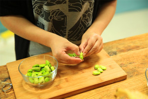 蠶豆剝除外殼，剩下嫩嫩的蠶豆。