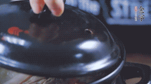 大火煮沸后，小火慢燉1～1.5個(gè)小時(shí)。