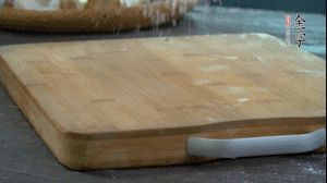 【面皮】3.案板撒點糯米粉，將面團搓成均勻的小團子。