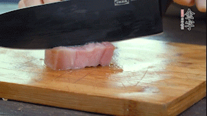 【餡料】1.金字淡咸肉加姜片料酒焯水，春筍焯水后切成小丁。