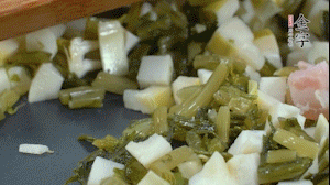 【餡料】2.鍋中油8成熱時，依次放入春筍、雪菜、淡咸肉，翻炒出香味。