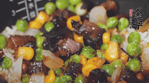 出鍋前加蠔油、生抽調(diào)味，撒點熟白芝麻即可。