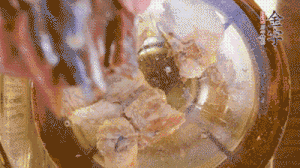 鍋中依次放姜片、排骨、火腿，加料酒、清水煮開轉(zhuǎn)小火煮30分鐘。