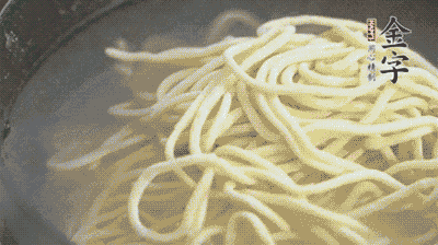 面條煮熟過涼水備用。