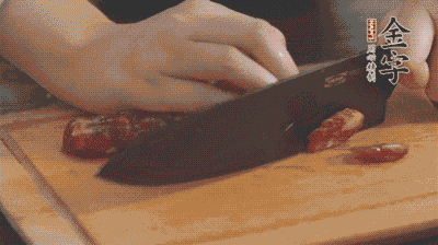 金字土香腸切片，香菇切丁。