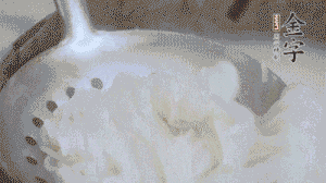 米粉煮熟過(guò)涼水備用。