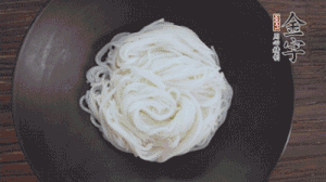 依次放入黃瓜絲、花生米、燙熟的豆芽、麻辣香腸、香菜、擺盤即可。