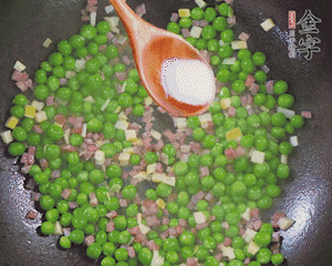 加水、料酒、鹽燒2分鐘即可。