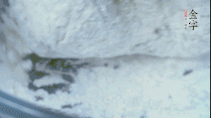 【面皮】2.將糯米粉和粳米粉混合，加煮好的艾草和適量清水，揉搓成面團。