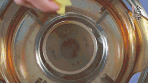 金字淡咸肉加姜片、料酒，冷水入鍋焯水。