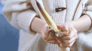 春筍切滾刀塊，加少許鹽，焯水備用。