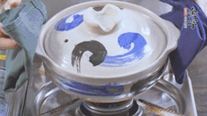 每隔30s將鍋傾斜一側(cè)。（受熱更均勻，鍋巴更噴香）