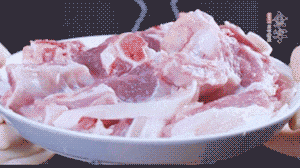 新鮮羊肉冷水入鍋，加姜片、清水焯水，除去血沫。