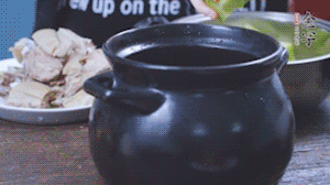 另起砂鍋，依次放入蘿卜、羊肉、火腿蹄片，加料酒、清水沒過食材。