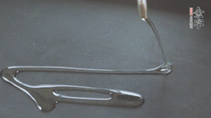 鍋中加少許油，爆香蔥姜蒜、香料 ，喜歡麻的也可以加點花椒！接著放入郫縣豆瓣醬煸炒出紅油。