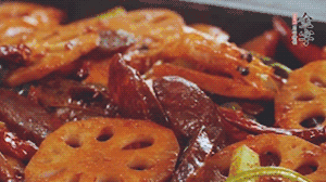 撒上芝麻和蔥，一道鮮香熱辣的麻辣香腸香鍋就做好了！