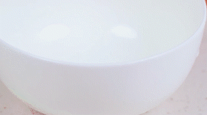 香腸切片，南瓜洗凈去皮切小塊，洋蔥切絲，米淘洗干凈備用。