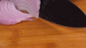 鍋中少許油，熱油倒入香腸煸炒出油，倒入南瓜塊、洋蔥翻炒片刻。