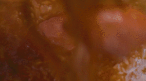 米放電飯鍋，倒入配菜，湯汁一起倒入（湯汁剛好沒(méi)過(guò)食材即可），電飯鍋開(kāi)啟煮飯模式，煮好燜20分鐘，撒蔥花。