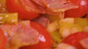 接著放入土豆和洋蔥，翻炒兩分鐘斷生。