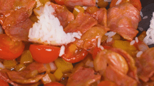 將米飯倒入鍋中搗散，同其他食材混合拌炒均勻關(guān)火。