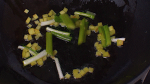 鍋中熱油，依次下姜粒、蔥段、蘆筍炒香。
