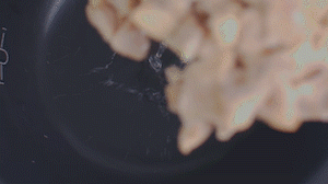 把雞、火腿、椰子水、椰肉、姜、紅棗放入電飯鍋，按下煲湯功能。