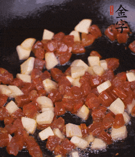 鍋中熱油，下香腸丁、茭白丁大火炒出香味。倒入米飯拍散，炒2～3分鐘。