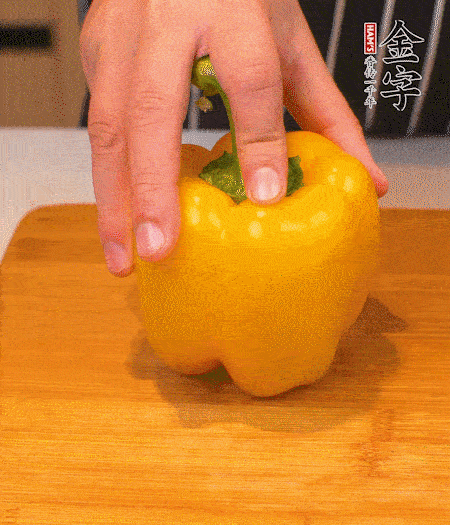 干花菇提前泡發(fā)，胡蘿卜、青椒、黃椒和花菇切丁，小紅椒切圈，小蔥切末。