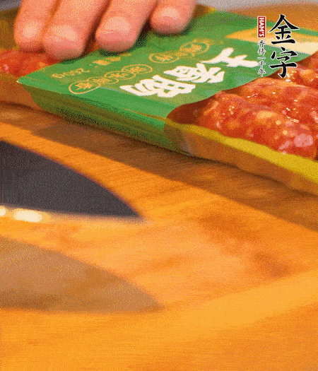 洋蔥切丁，金字土香腸切片。