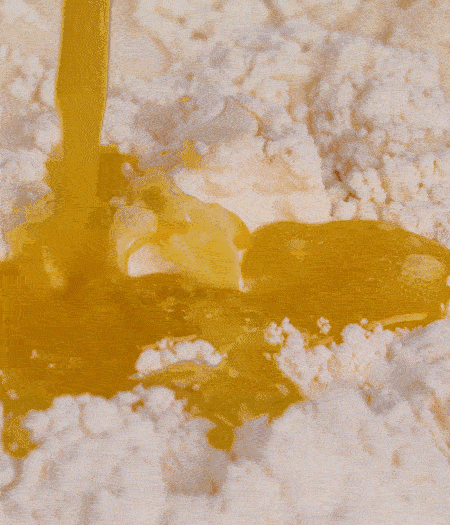 加融化的30g黃油（要不熱再倒）、黃椒、紅椒、白洋蔥、土豆、大蔥、香腸繼續(xù)攪拌均勻。