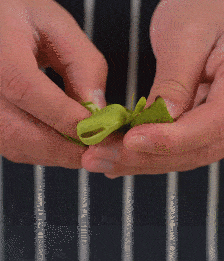 選用鮮嫩蠶豆，剝?nèi)ネ鈿ち粝露姑紫磧簦_成兩瓣。