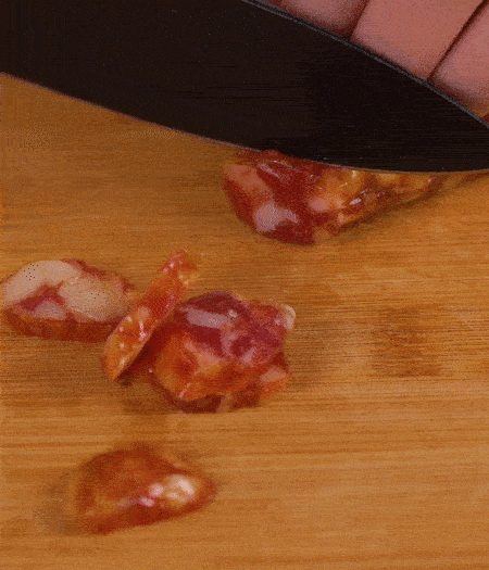 香腸切薄片。