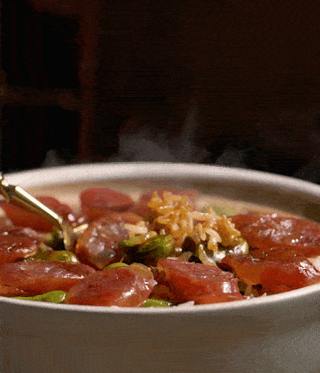 用生抽、白糖、蠔油、芝麻油調(diào)個(gè)汁，淋汁、攪拌、開吃。