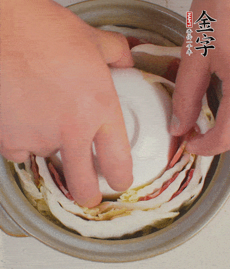 寬度剛好是鍋的高度?？垡粋€小碗更有助于幫助造型。