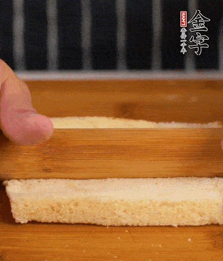 吐司切去四邊，搟??；烤腸竹簽穿過(guò)。