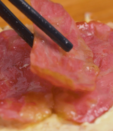 放上火腿、芝士片、生菜，再放一片土司。