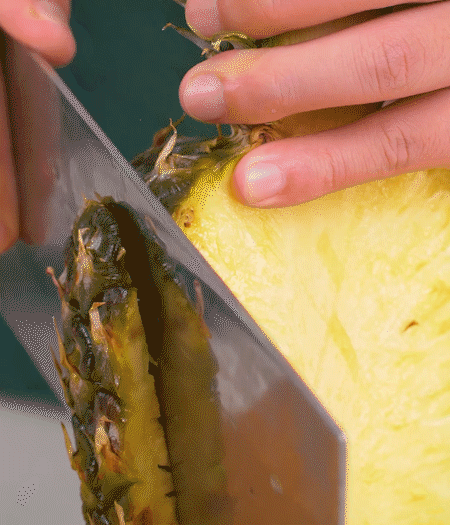 鳳梨去皮把果肉切塊，醬肉切小塊。