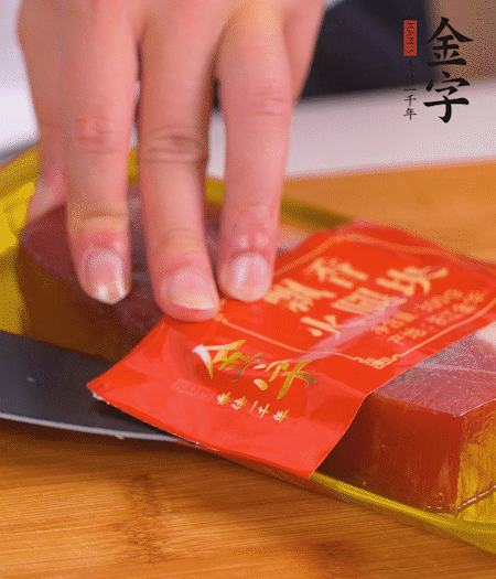 金字火腿切片，生姜切絲，蔥白切末。