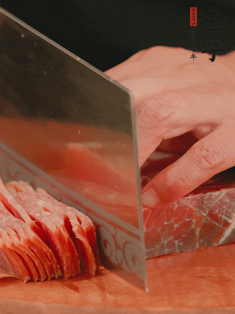 新鮮雞腿用刀在表面劃幾刀。金字火腿切薄片備用。