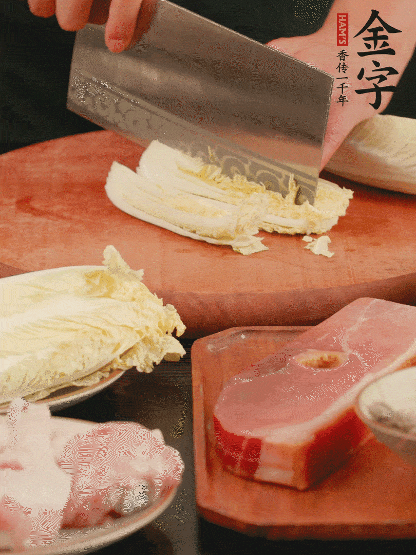 白菜去掉頭尾，對半豎切，再均勻切4刀。